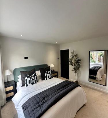 Eccles House | Canal Mews - 1 min from Trafford Centre and 2 min M60!