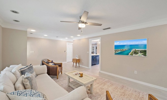 Whitfield House | Canal, Pool, Near Beaches, Airport and Downtown