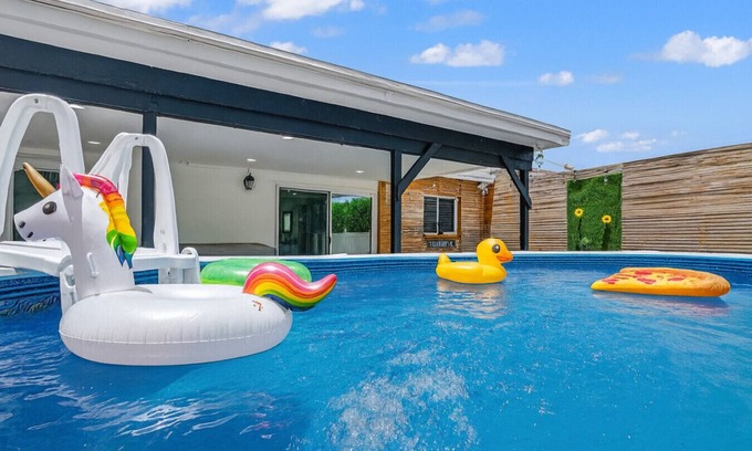 Kendale Lakes Villa | Canal-Side Townhouse w/Pool & Firepit