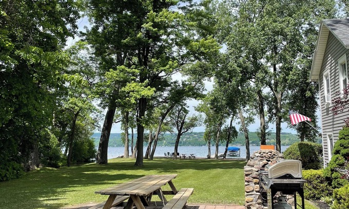 Canandaigua House | CANANDAIGUA LAKE WATERFRONT VACATION RENTAL COTTAGE.