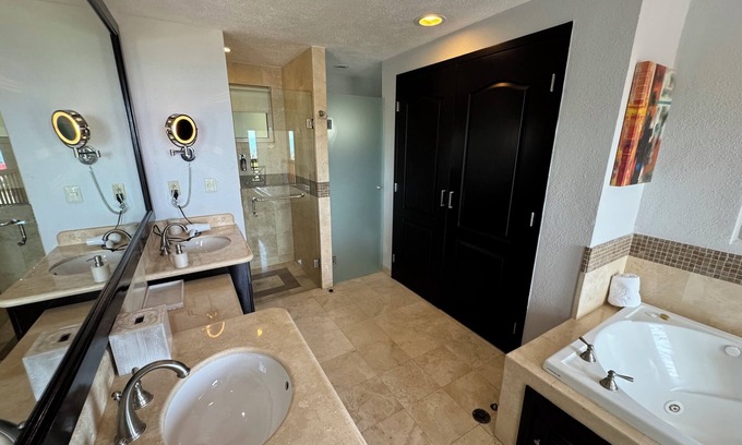 Puerto Juarez Apartment | Cancún Resort 2-BR Suite · Sleeps 6 · Luxury Amenities & Pools