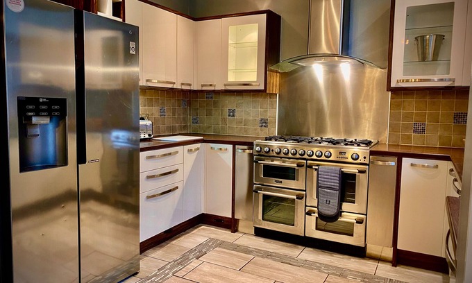 South Shore House | Captivating 4-bed Hot Tub House in Blackpool