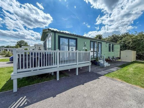 Skegness Resort | Caravan with decking at Southview Park ref 33059V