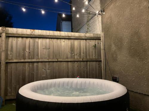 Roath Apartment | Cardiff Hideaway with Private Garden & Hot Tub