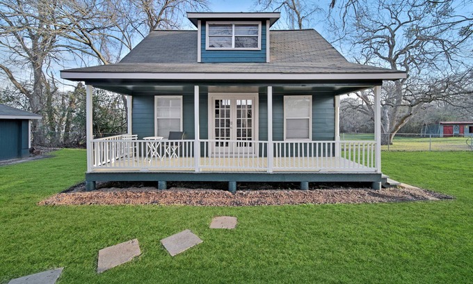 Bellville House | Carriage House