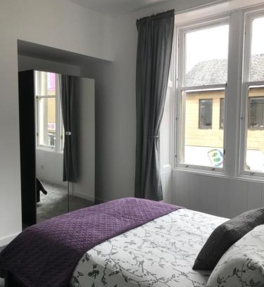 Dunfermline Apartment | Carvetii - Edward House A - 2 Dbl bed 1st floor flat