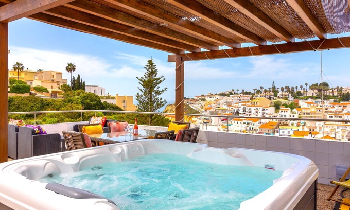 Carvoeiro Ski Chalet | Casa Ayla - 2 bedrooms, jacuzzi, sea views & close to beach