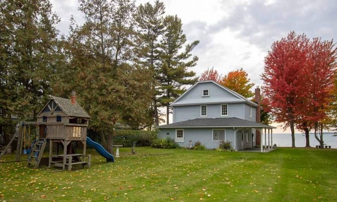 Brock Cottage | Casa Bonita - Beautiful 4Br Simcoe Cottage w/ Swimming & Wi-Fi!