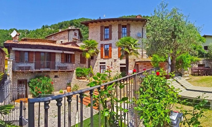 Pieve House | Casa Cortili Garda Summer by Gardadomusmea