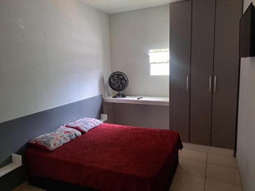 Parque Pampulha House | Casa de hospedagem com um de casal com smart tv e ventilador