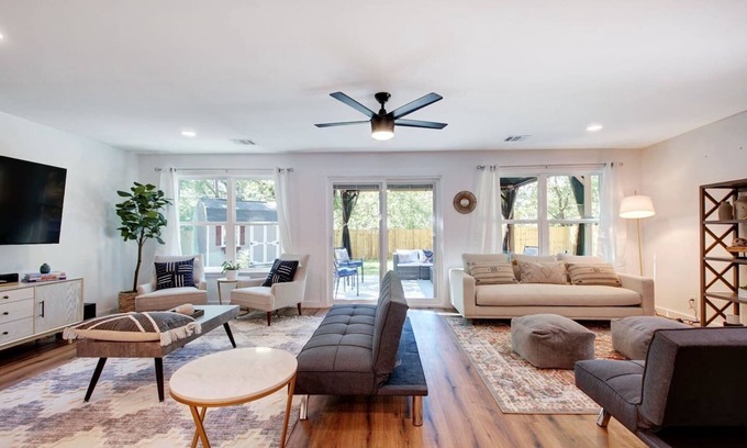 Pecan Springs Springdale House | Casa De 🏡Moderno Este😎: Spacious Stylish Digs
