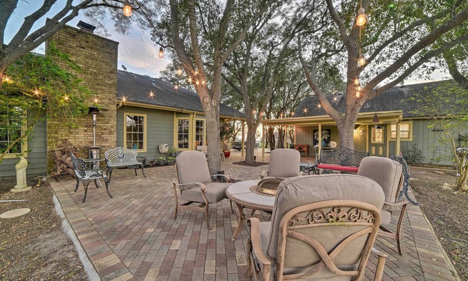Corpus Christi Cottage | Casa de Samuel - Patio, Fountain & Outdoor Kitchen