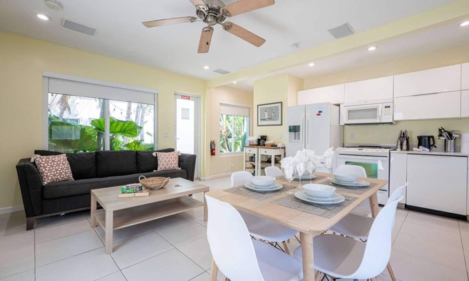 Hollywood South Central Beach Apartment | Casa Del Mar 5 Beach Access