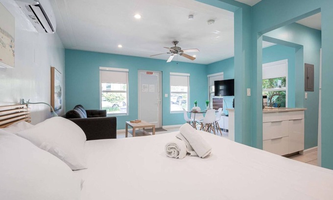 Hollywood South Central Beach Apartment | Casa Del Mar Deluxe Studio 2