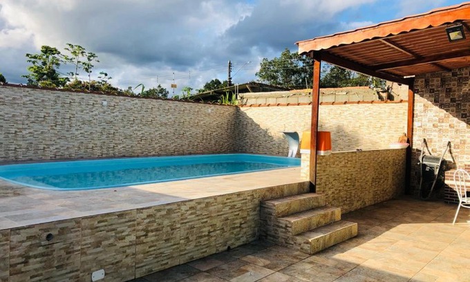 Peruibe House | Casa espaçosa, com piscina e churrasqueira.