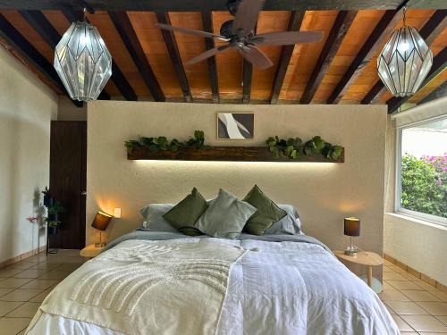 Cuernavaca House | Casa Haru, Hermosa casa con alberca climatizada, jardín, asador y tombling, capacidad para 14 personas, 5 recámaras, 8 camas, 5 baños estacionamiento para 4 autos