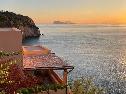 Lipari Villa | casa incastonata nel mare