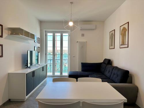 Finalborgo Apartment | Casa Maestrale - Elegante con Balcone Vista Mare