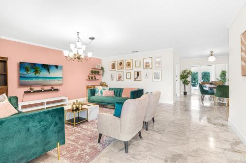 Ludlam House | Casa Praga - Big pool & BBQ - Miami Fun