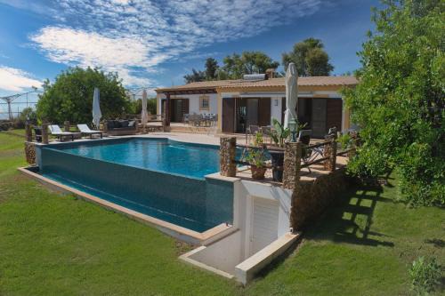 Loule Villa | Casa Tranquility with beautiful pool and Jacuzzi!