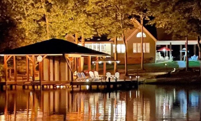 Wise House | Castaways Waterfront with Many Amenities Private Boat Ramp