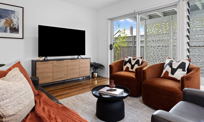Carrington House | Catch the Breeze - Pet Friendly Townhouse
