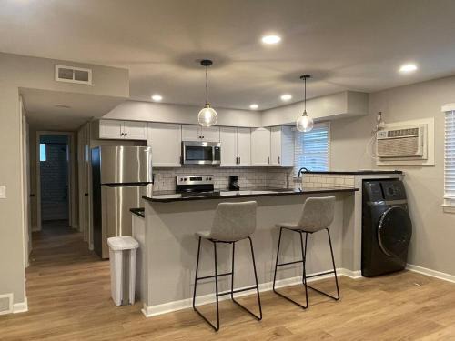 Joslyn Castle Apartment | Cathedral 7-New & Modern near UNMC