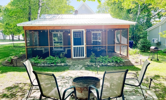Mackinaw City Cottage | "Cedar"- Mackinaw City-Sept dates available:14-19, 23-26.