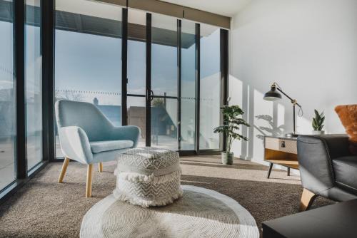 Braddon Apartment | Central 1-Bed with Balcony, Rooftop BBQ & Parking