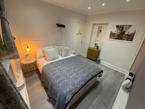 Addison Apartment | Central 1bedroom Apartment, connected via underground, overground and many bus routes