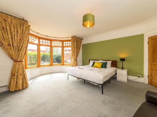 Caversham Apartment | Central Caversham Traditional English House Pass the Keys