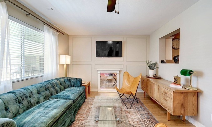 Westfield Condo | Central & Chic Condo: Sleeps 5
