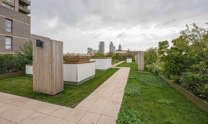 Oval Apartment | Central London Stay in Vauxhall With Balcony