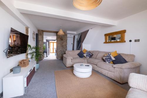 Chysauster House | Central Penzance, Modern stylish home, Near Seafront with Gated parking