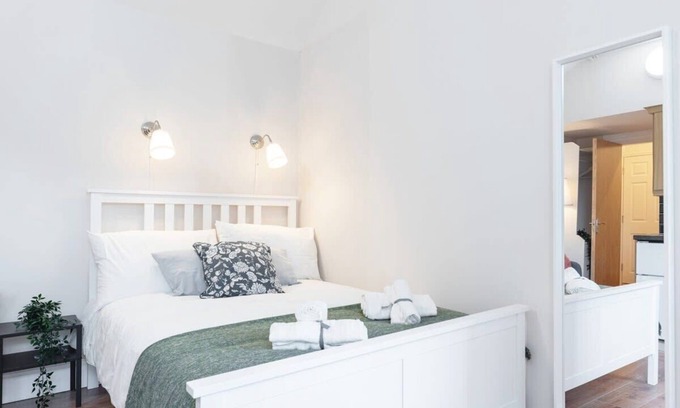 Dublin Apartment | Central Studio Apartment Fast WiFi TV and Kitchen