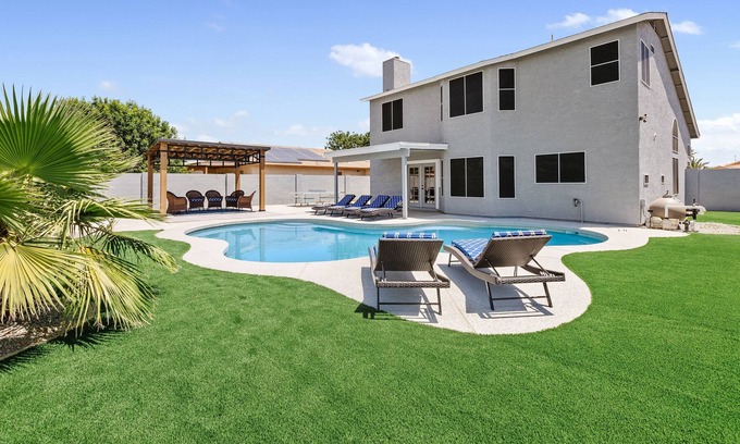Maryvale House | Centrally located gem/Diving Pool/4BR/2 King beds, near Cardinal Stadium