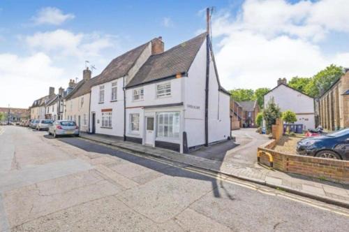 Huntingdon House | Ceres Cottage Huntingdon