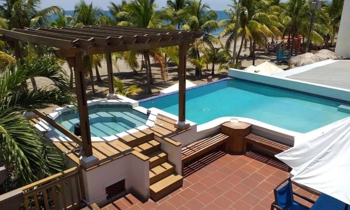 Barrio El Centro Hotel | Cesar Mariscos