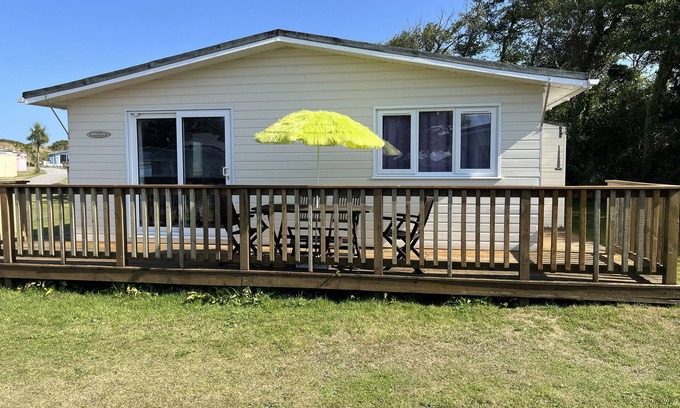 Hayle Cottage | CHALET 3 WIPEOUT, family friendly, country holiday cottage in Hayle