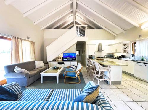 Plettenberg Bay House | Chalet 40 Plettenberg Bay A tranquil location with beach access in large grounds ideal for families
