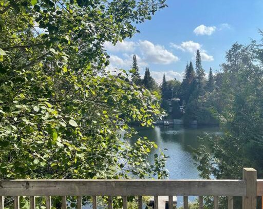 St-Adolphe-d'Howard Ski Chalet | CHALET LA PENINSULE AU BORD DU LAC