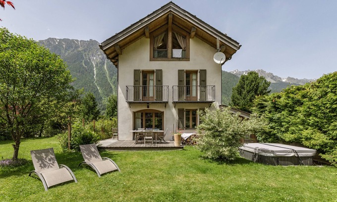 Chamonix-Mont-Blanc Ski Chalet | Chalet Les Tissourds 4*, central, hot tub