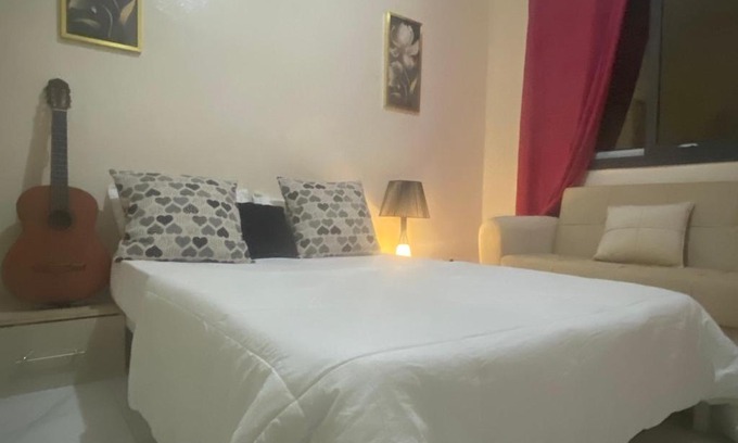 Ngor House | Chambre spacieuse propre et serviettes
