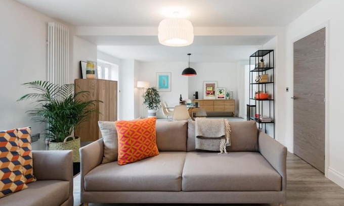 Margate Apartment | Chapel View - Huge Apartment near the Beach with Gated Parking