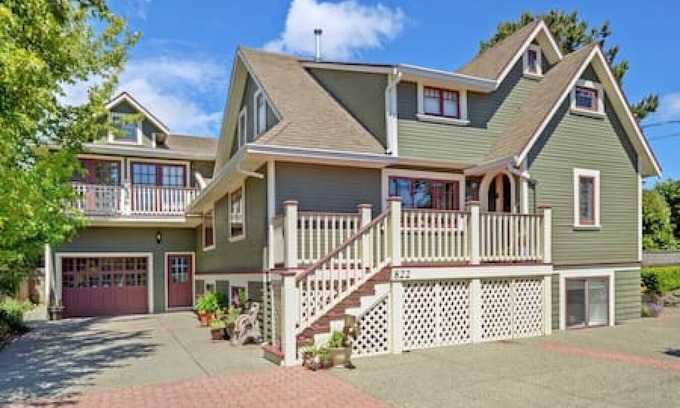 Saanich House | Character Stay across Swan Lake Nature Sanctuary