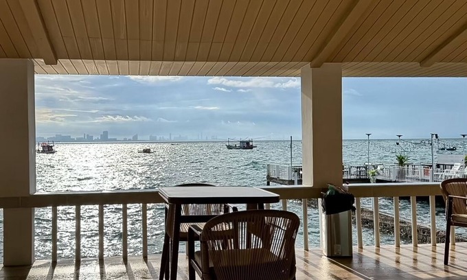 Koh Lan Hotel | Charinn Kohlarn
