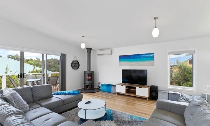 Apollo Bay House | Charlie’s Beach House 1Block to Beach Pet Friendly