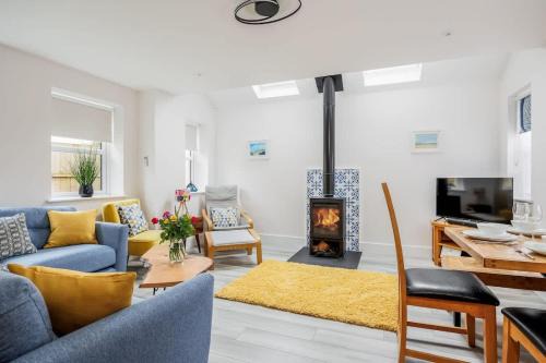 Poole House | Charlotte Cottage - Minutes from Poole Park, with Feature Log Burner
