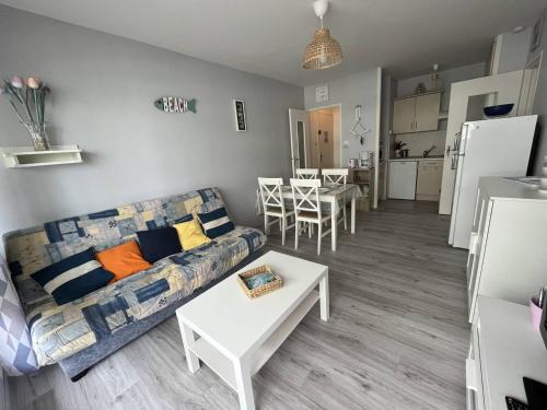 Saint-Hilaire-de-Riez Apartment | Charmant appartement avec parking, à 50m de la plage - FR-1-324A-25