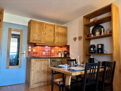 Samoens Apartment | Charmant studio rénové au centre de Samoëns, avec balcon, parking et accès bus à 150m - FR-1-624-106